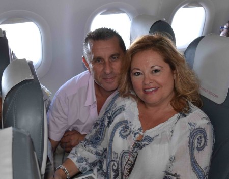 Mariso y Rafa.  Volando hacia La Palma en vuelo directo desde Madrid, salimos a las 8h30´ Día 24/08/2.013.