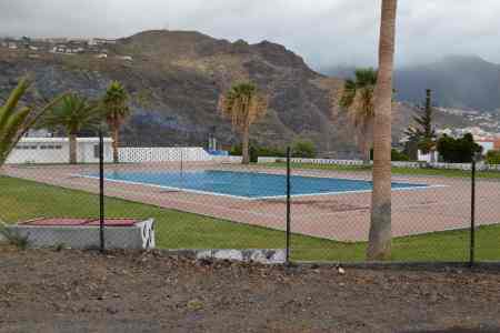 La piscina vista desde el camino a la Pista Americana.