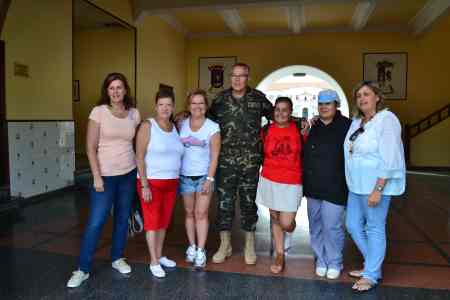 En el Cuerpo de Guardia, el Capitan Rubiejo y las chicas. Día 26/08/2.013
