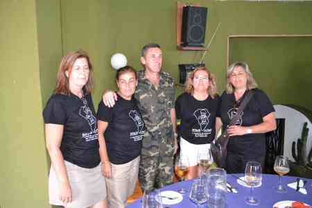 El Coronel D. Juan López martin con algunas de las chicas. Día 27/08/2.013