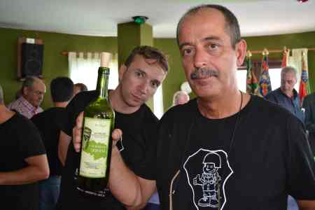 Carlos Boix con una botella de vino de La Palma. Día 27/08/2.013 