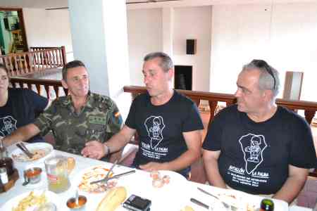 Rafa habla, el coronel del cuartel D. Juan López Martin , Rosa y José M. Arcas atienden. Día 27/08/2.013
