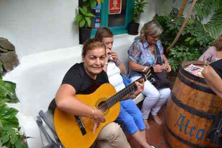 A la guitarra Carmen, en el Chipi Chipi. Día 27/08/2.013