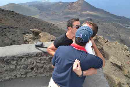 Al fondo el Volcan Teneguia, en primer termino, Maxi, Carlos y J. M. Pereira en un affaire..  Día 29/08/2.013